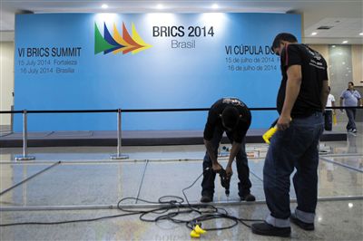 　13日，福塔萊薩的塞阿拉州會(huì)展中心，工作人員布置會(huì)場新聞發(fā)布廳。