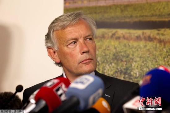 7月17日，在荷蘭阿姆斯特丹斯希普霍爾機場舉行的的新聞發(fā)布會上，馬航歐洲區(qū)負責(zé)人介紹情況。