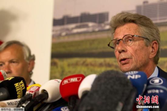 7月17日，在荷蘭阿姆斯特丹斯希普霍爾機場舉行的的新聞發(fā)布會上，馬航歐洲區(qū)負責(zé)人介紹情況。