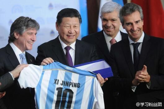 習(xí)近平獲贈(zèng)阿根廷國家足球隊(duì)10號球衣