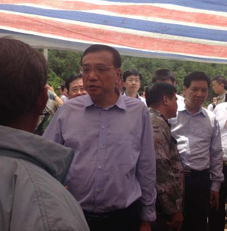 走進帳篷，總理就握住蔡官耀的雙手說：“不行，這個帳篷太簡易了”。說完這句，叮囑蔡官耀，“不能回家住”