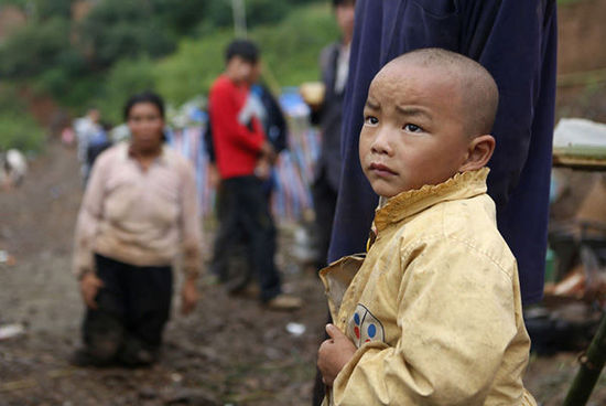 帳篷有限，尚有不少村民沒(méi)有地方躲雨。澎湃新聞 程藝輝 圖