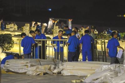 昨晚，工作人員正在為金水橋安裝金色護(hù)欄。京華時報(bào)記者潘之望攝