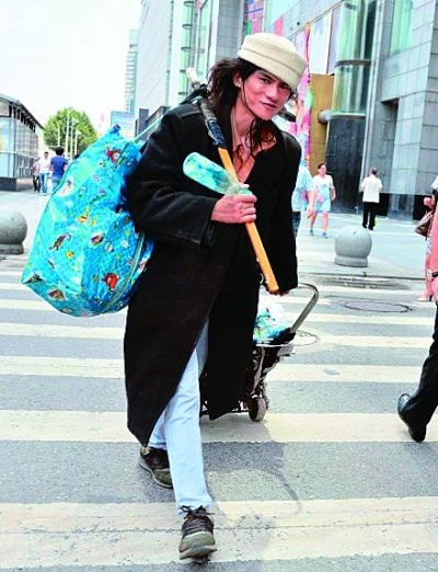 在武廣附近拍攝到的拾荒男。