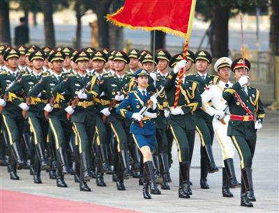 昨日，151人最大陣容的三軍儀仗隊，著新式禮賓服接受檢閱。這也是解放軍儀仗隊、軍樂團新式禮賓服首次亮