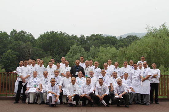 幾十位光頭廚師的大合照。 花惠生 供圖