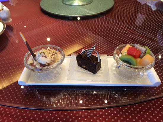 西點(diǎn)水果拼盤(pán)、巧克力布朗尼、冰淇淋。 花惠生