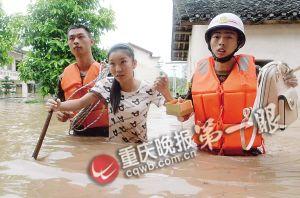 長壽區(qū)，消防官兵搜救被困群眾。