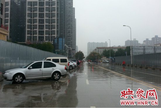 由于停車場分配不均，廣大私家車主選擇將車停在路邊。