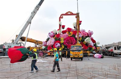 吊裝現(xiàn)場。昨晚，天安門立體主花壇“祝福祖國”完工，今天起供游人參觀。