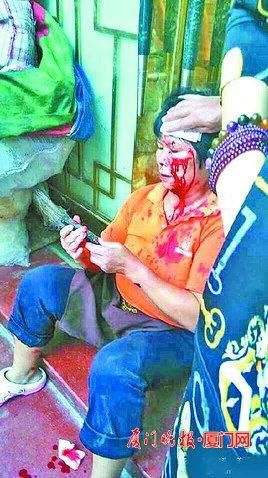 廈門一婦女上廁所插隊遭游客拍磚 頭部鮮血直流 廈門一婦女上廁所插隊遭游客拍磚 頭部鮮血直流