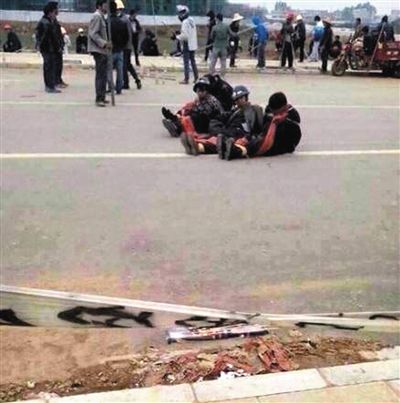 14日，沖突現(xiàn)場，幾名頭戴鋼盔的人被捆綁著。圖/東方IC