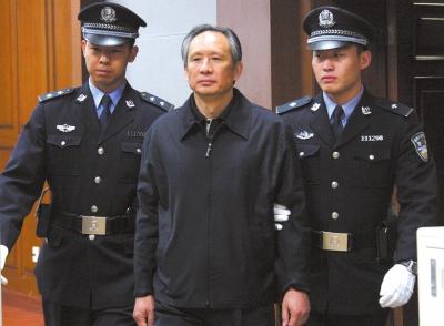 昨天，被告人張曙光在法庭上聽取宣判。新華社發(fā)