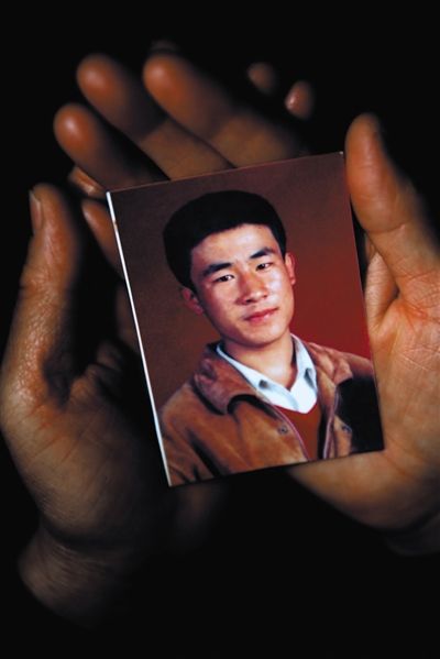 尚愛(ài)云捧著兒子的照片。