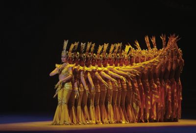 在歡迎晚宴上，上演經(jīng)典節(jié)目千手觀音。新華社發(fā)