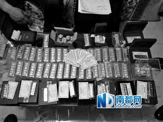 　馬超群家中金條清點現(xiàn)場。