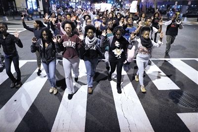 　24日，美國華盛頓，民眾在白宮前參加示威，抗議不起訴槍殺黑人青年的白人警察。