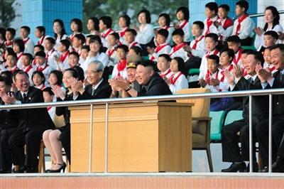 5月2日，金正恩與金與正（前排左二）一起觀看比賽。