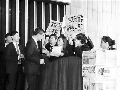 撐警大聯(lián)盟召集人李偲嫣2日到特首辦請(qǐng)?jiān)福笳畤?yán)厲處置“占中三子”和“雙學(xué)”的代表。