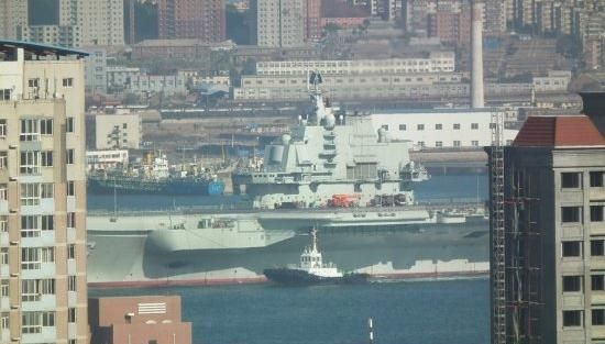 青島軍港周圍高樓林立，一睹遼寧號(hào)真容只需要一個(gè)好天氣（資料圖片）