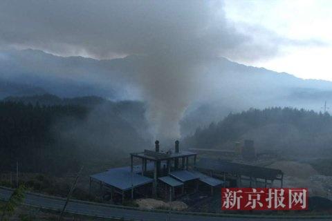 污染企業(yè)排放煙塵。當(dāng)?shù)鼐W(wǎng)友供圖