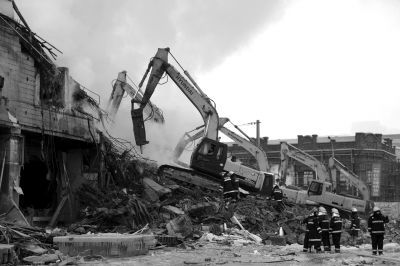 3日下午，挖掘機(jī)在現(xiàn)場作業(yè)。 譚青/攝