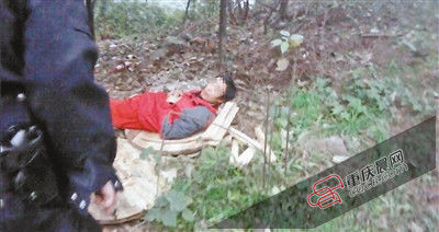 在草叢中睡覺的男子竟是名網上逃犯。