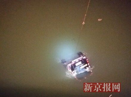 運鈔車打撈現(xiàn)場。