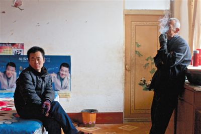 父親抽煙，兒子不語。逃跑的越南新娘，給袁迎賓父子帶來的是失落。新京報(bào)記者