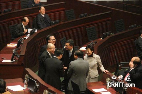 答問大會之前，港府司局長等高官聚談（中評社 鄧冠英攝）