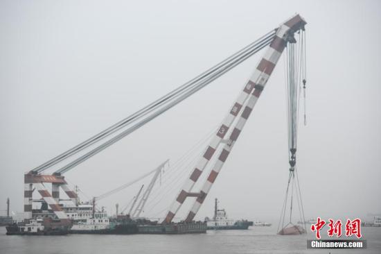  事故沉船已拖至北岸淺水區(qū)域。