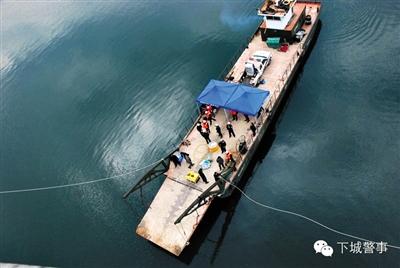 為搜尋深水沉尸，杭州警方租用的船只在水面作業(yè)。本版圖片/杭州警方提供