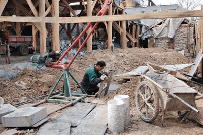 東城區(qū)北鑼鼓巷與小經(jīng)廠胡同之間一處四合院內(nèi)，工人進入已經(jīng)挖好的地下室內(nèi)施工。