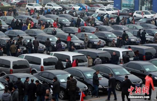 2015年1月25日，首批國家和中央機(jī)關(guān)取消的公務(wù)用車在北京亞運(yùn)村汽車交易市場拍賣。106輛公務(wù)用車