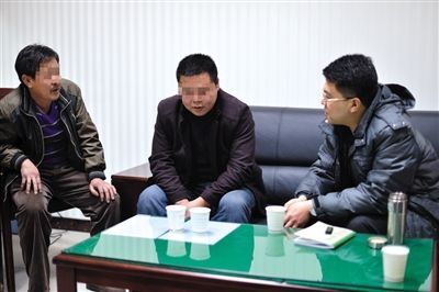 1月7日，陜西省榆林市，國(guó)家信訪局第五督查組成員王治鐸（右一）與兩名信訪人約談。 楊凱 攝