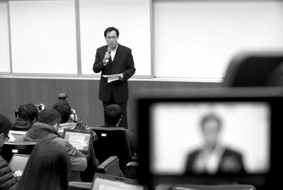 2月8日，在臺(tái)北福華會(huì)館，復(fù)興航空代表劉忠繼向媒體介紹家屬說(shuō)明會(huì)溝通情況。新華社發(fā)