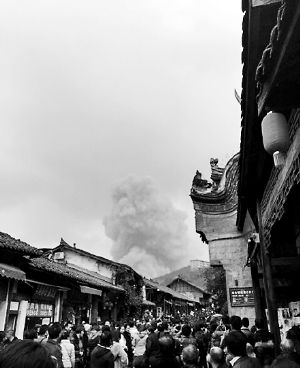 成都龍泉驛區(qū)洛帶古鎮(zhèn)的游客拍到爆炸瞬間濃煙滾滾。