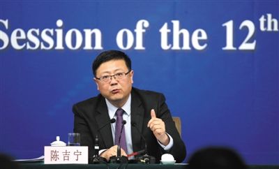 昨日，十二屆全國人大三次會議新聞中心，環(huán)保部部長陳吉寧回答中外記者提問。新京報記者 陳杰 攝