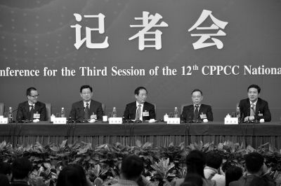 昨日，政協(xié)十二屆三次會議舉行記者會，五位嘉賓回答中外記者提問。京華時報記者王海欣攝