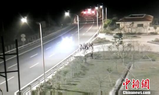 看到車(chē)輛經(jīng)過(guò)，孩子們便急忙跑到一旁的花圃上?！【焦﹫D　攝