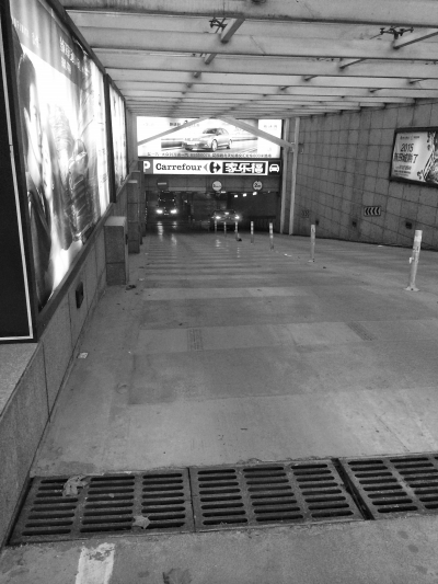 　　國貿(mào)360的地下車庫，坡陡讓人膽寒。