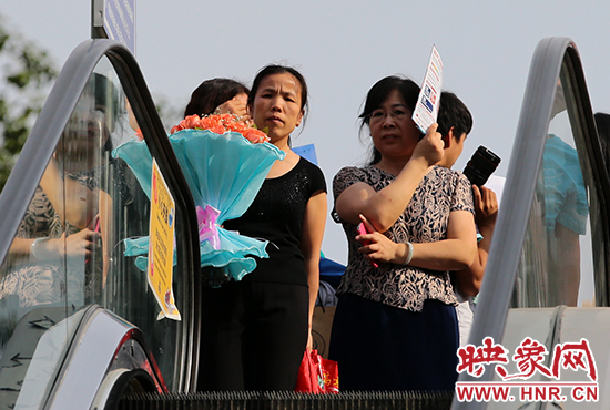 有一種情，你我日日相見，從不言表，但會抱著鮮花等候歸人。