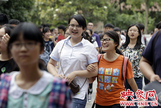 也有一種情，平日嬉笑怒罵，針鋒相對，只有別離時才會牽手擁抱。