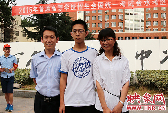 高考結(jié)束的那一刻，就意味著離別，別了曾經(jīng)的班級、老師、朋友、甚至戀人。