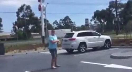 圖一：澳大利亞男子發(fā)飆的樣子被兩個兒子偷拍，并將視頻取名為“憤怒的老爹”上傳至網(wǎng)絡。