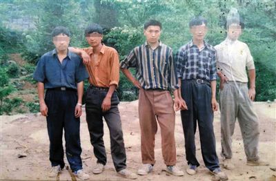 一次外出打工前，田仁信（中）與村里的伙伴合影。田仁信親屬供圖