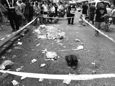 7月11日，群眾在事發(fā)現(xiàn)場外圍觀。新華社發(fā)