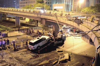 路虎車被扶正后，救援車將其拖離現(xiàn)場。