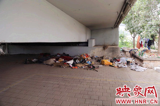 流浪漢在高架橋下居住，靠撿垃圾為生。