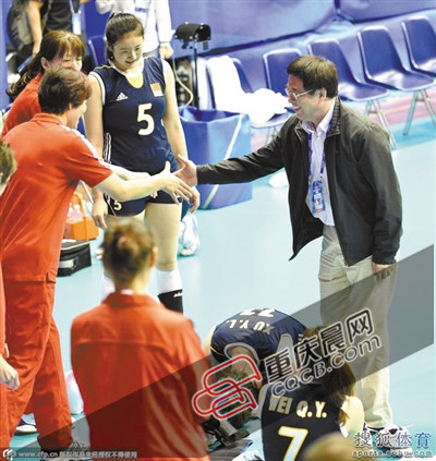 潘志琛(右)曾邀請(qǐng)郎平回歸。